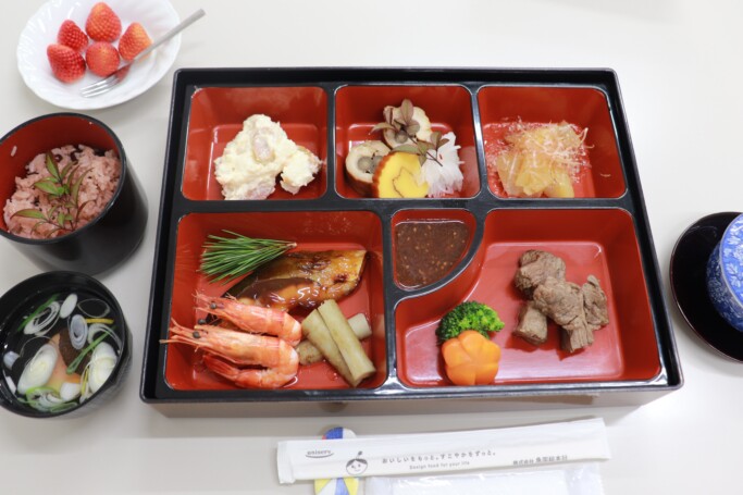 弊社食堂で作られたお祝いメニュー